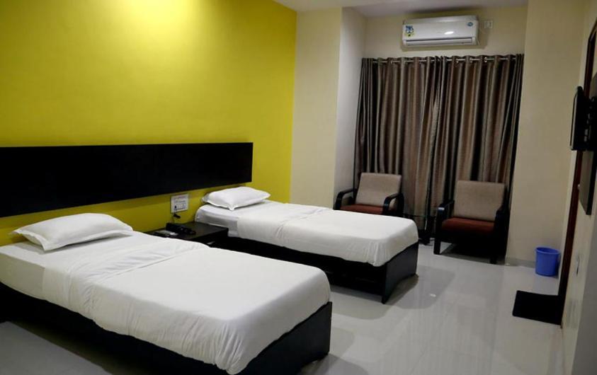 Hotel Varenya Inn Yavatmal Exteriör bild