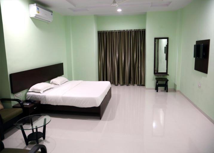 Hotel Varenya Inn Yavatmal Exteriör bild