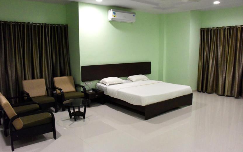 Hotel Varenya Inn Yavatmal Exteriör bild